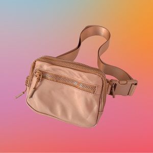 NWT 👝 Belt bag / crossbody / fanny pack in tan.